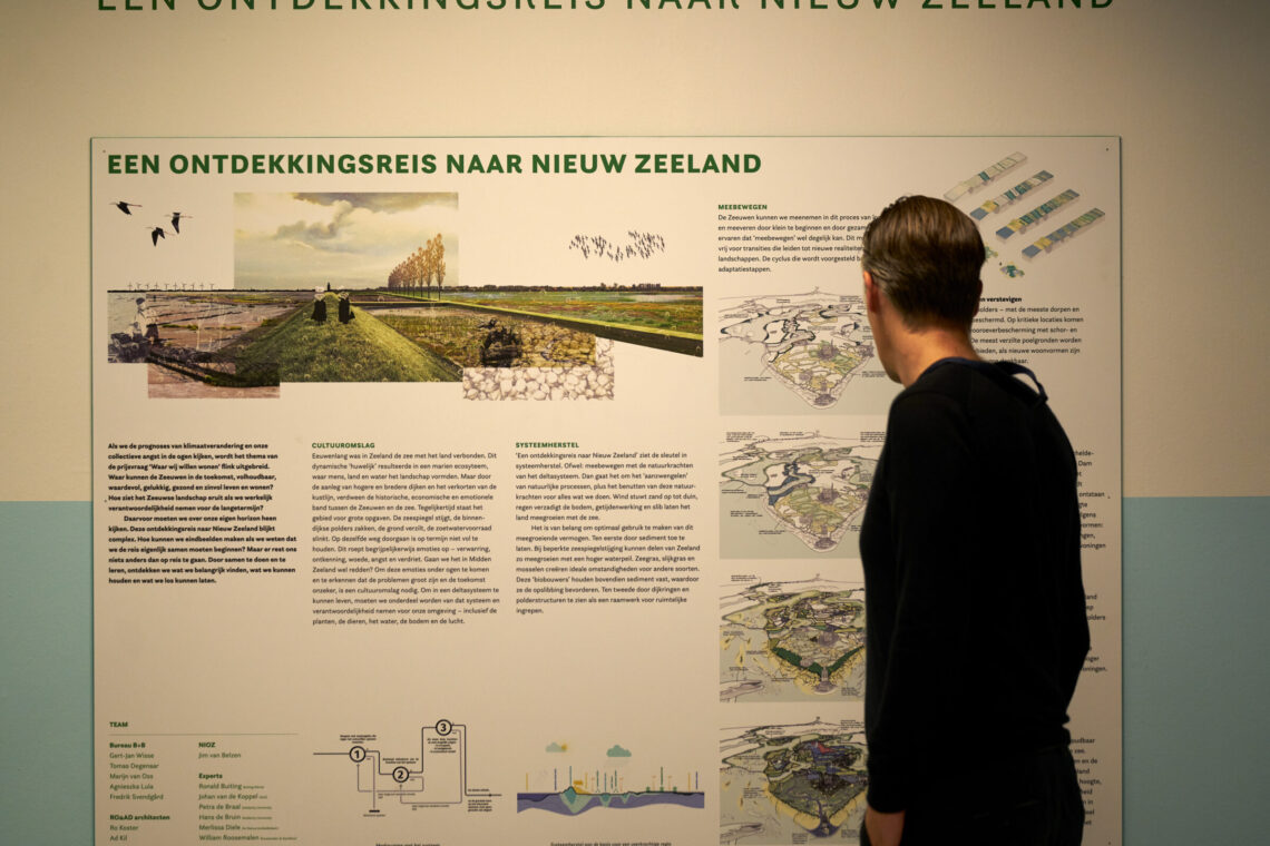 Iemand bekijkt een expositie over de toekomst van de Zuidwestelijke Delta