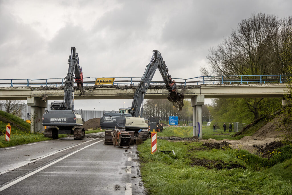 Twee rupskranen slopen een viaduct bij Tholen