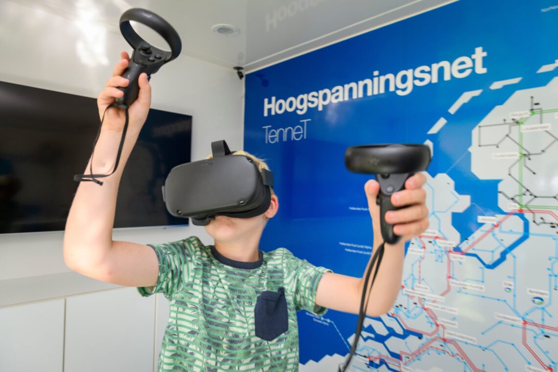Een jongetje heeft een virtual reality bril op en speelt een spel