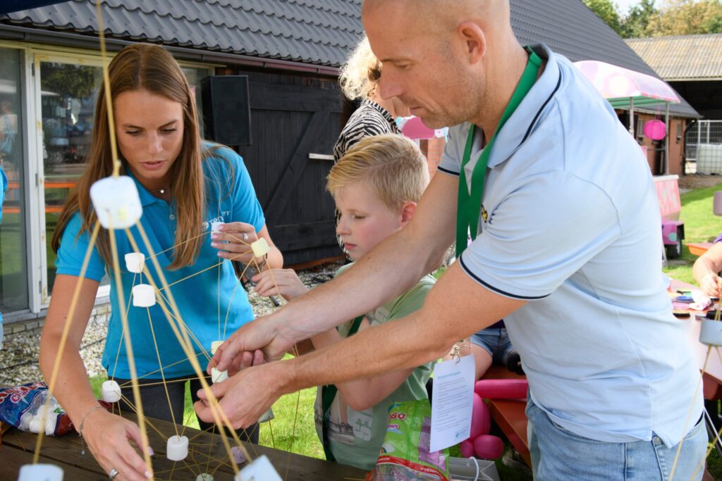 Een jongen speelt een spel met zijn vader op de open dag van Tennet