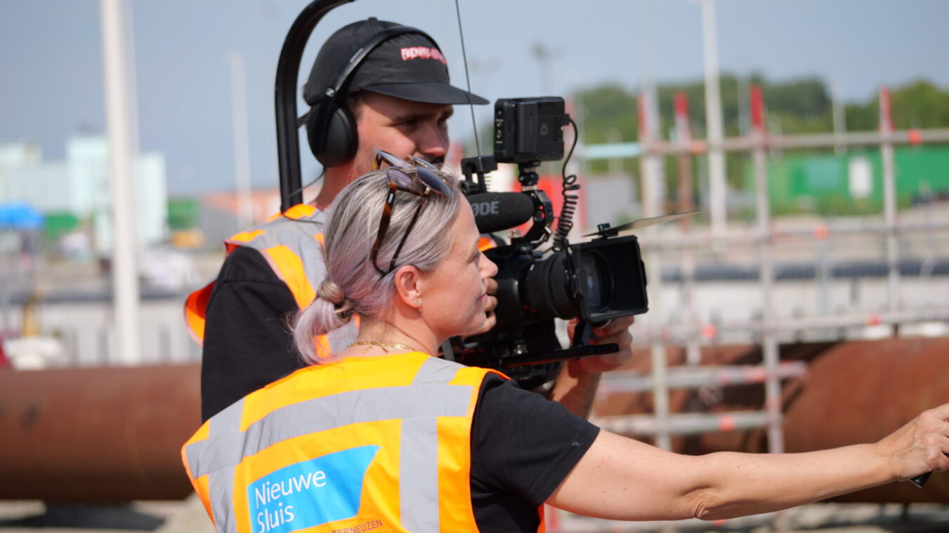 Een cameraman is aan het filmen