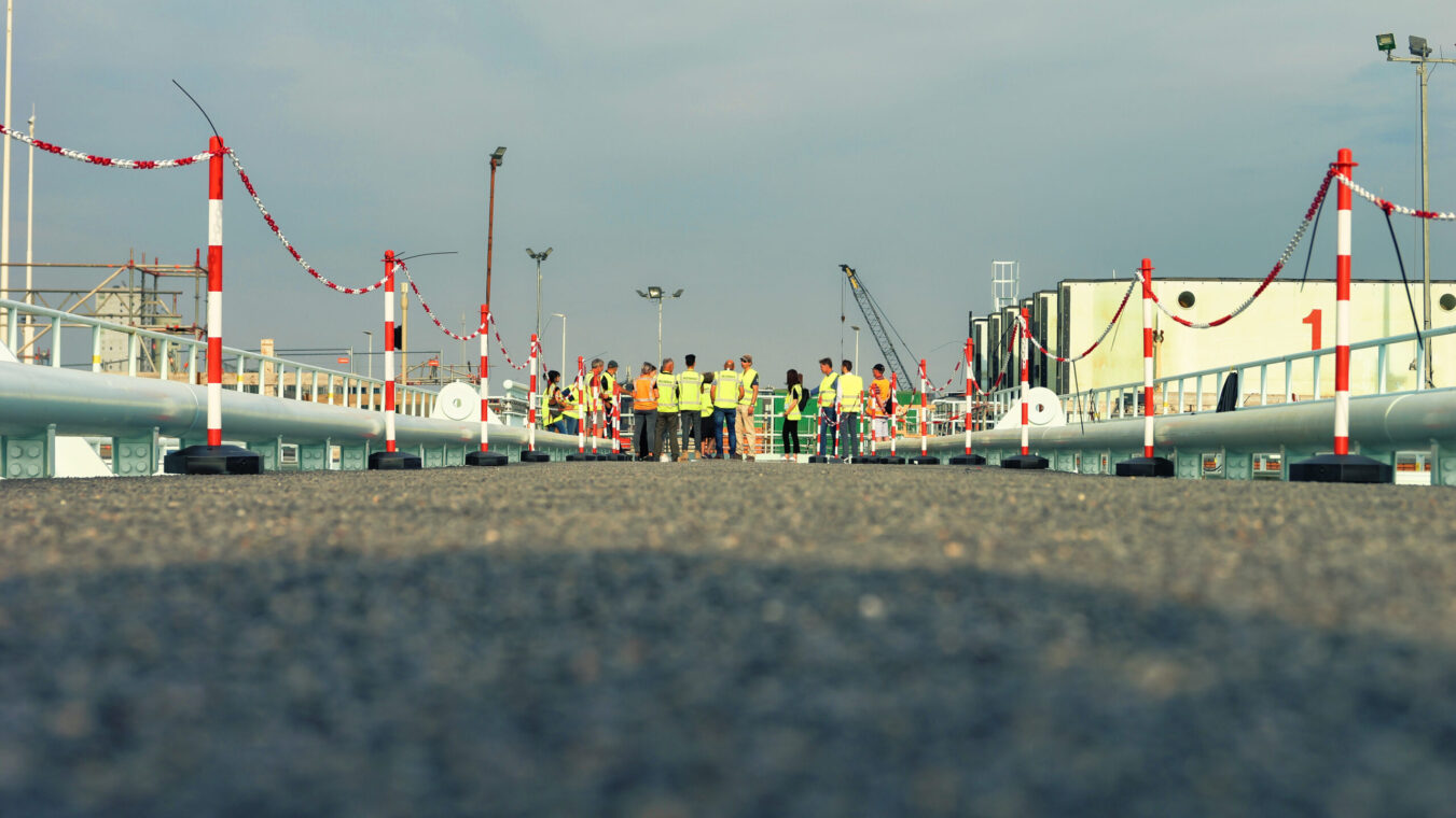 een groep mensen op de open dag van de Nieuwe Sluis Terneuzen