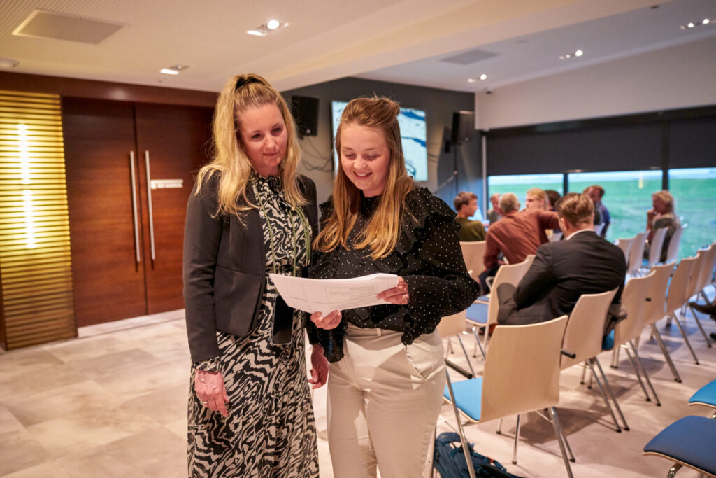 Mirjam de Jong en Eelenna Welleman van Lievens op de platformbijeenkomst Toekomst van Onze Zuidwestelijke Delta