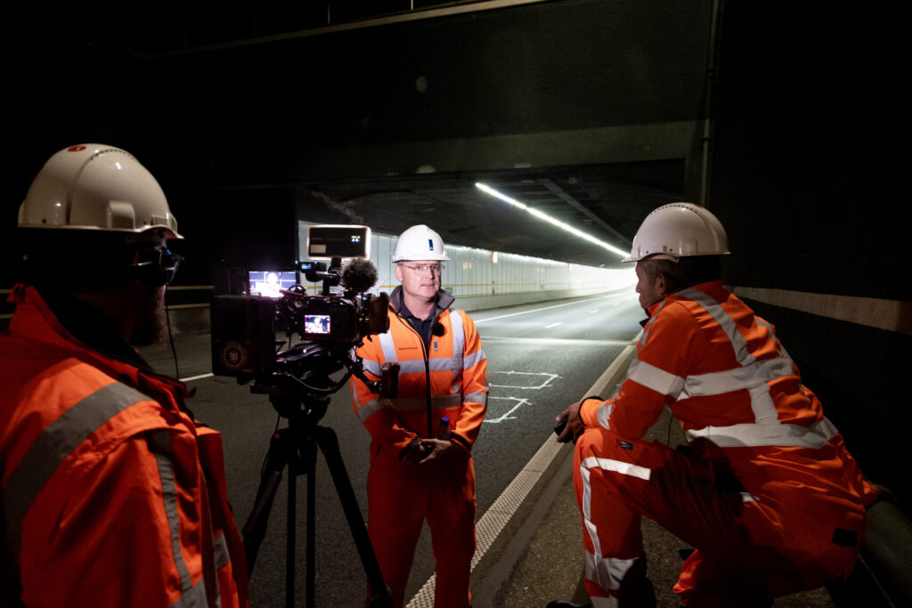 Man wordt geïnterviewd voor de camera in de Vlaketunnel - Lievens - Origin Marketing