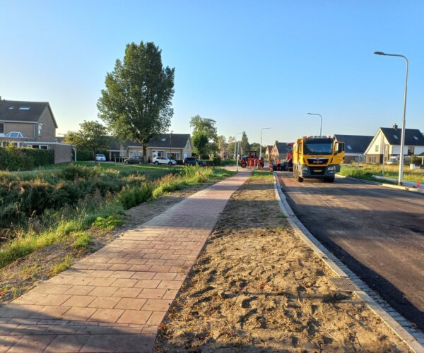 In Tholen zijn machines bezig met het asfalteren van een nieuwe weg