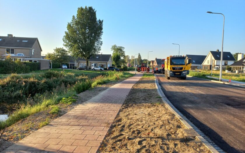 In Tholen zijn machines bezig met het asfalteren van een nieuwe weg
