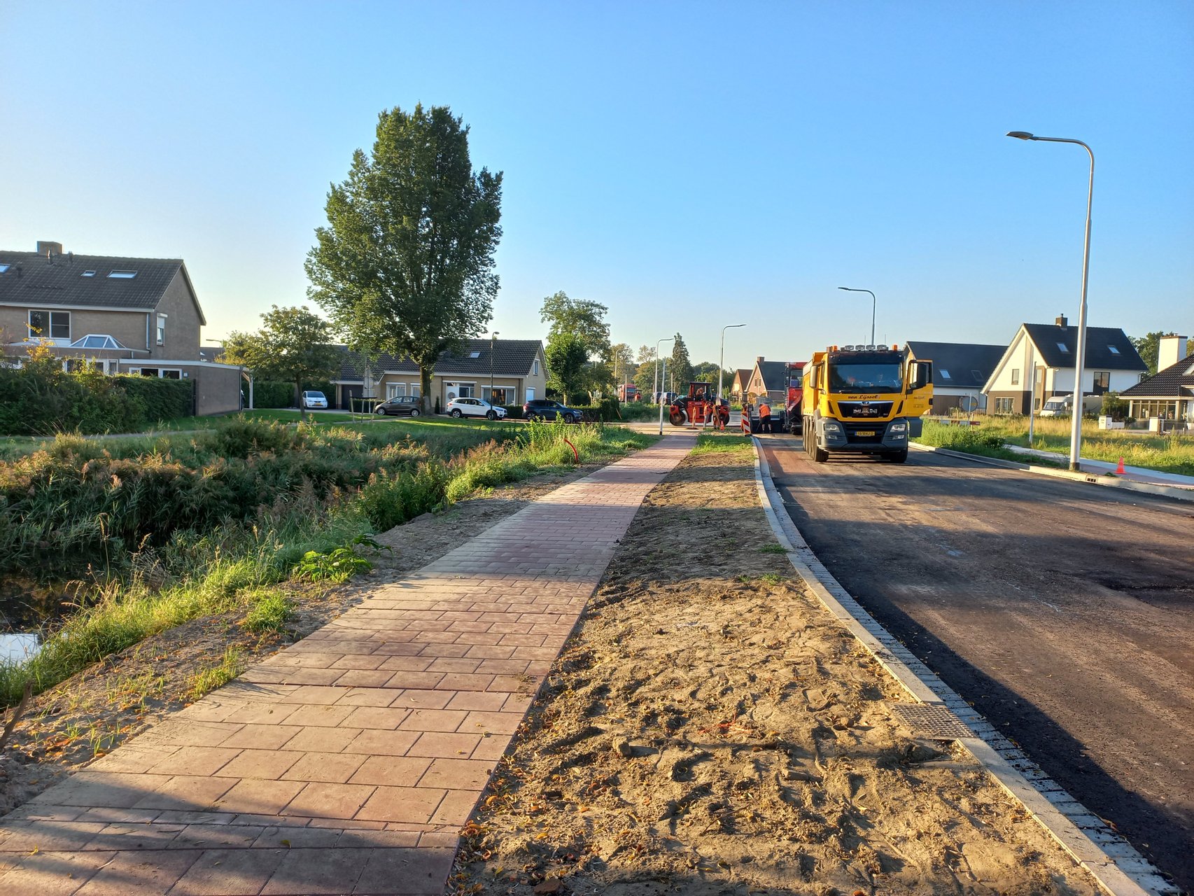 In Tholen zijn machines bezig met het asfalteren van een nieuwe weg