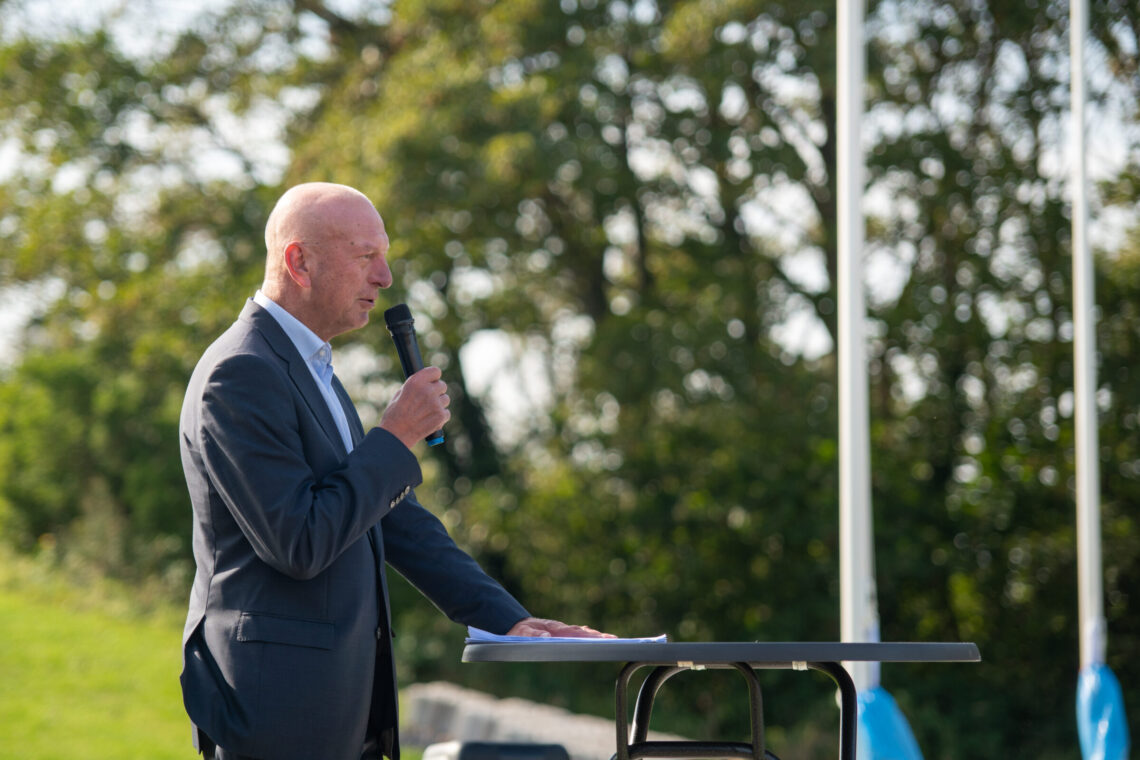 Dijkgraaf Toine Poppelaars van waterschap Scheldestromen spreekt het publiek toe